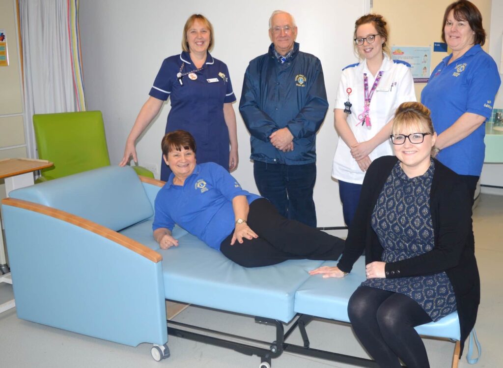 170116 Thorne Lions and Lakeside Outlet chairbed gift re