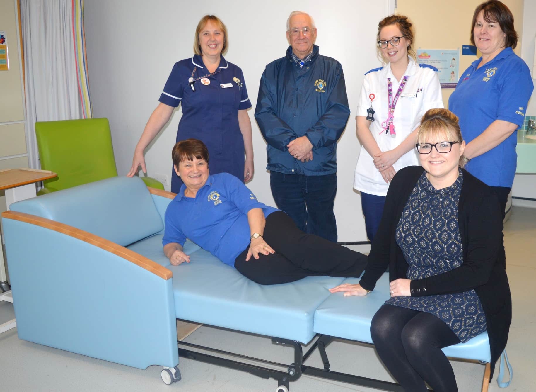 170116 Thorne Lions and Lakeside Outlet chairbed gift re